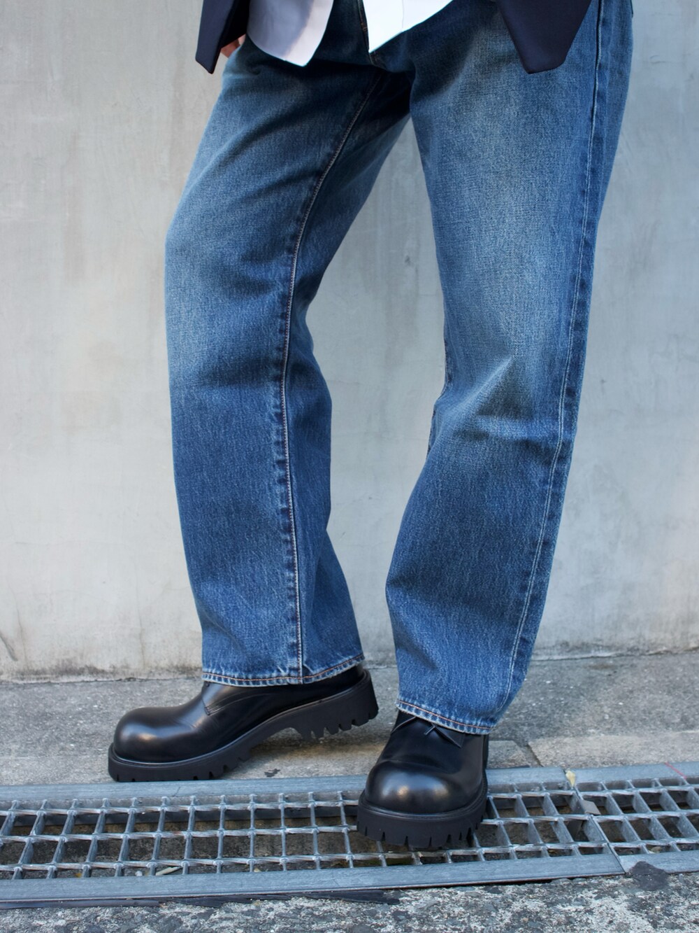 ブルー系のショルダーバッグ、ブラック系のドレスシューズを着用したメンズの春コーディネートの4枚目の写真