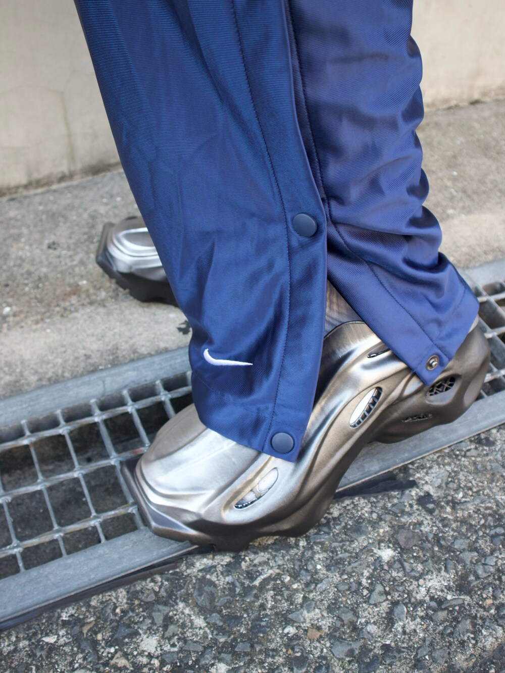 シルバー系のシューズを着用したメンズの秋コーディネートの4枚目の写真