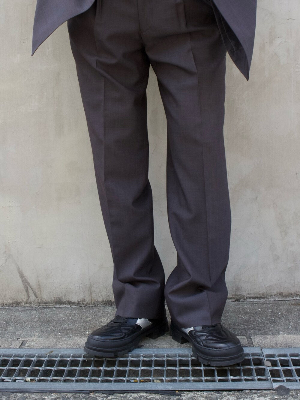 ブラック系のスニーカーを着用したメンズの夏コーディネートの2枚目の写真