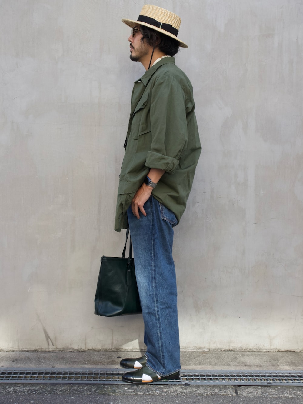 グリーン系のトートバッグ、グリーン系のサンダルを着用したメンズの夏コーディネートの2枚目の写真