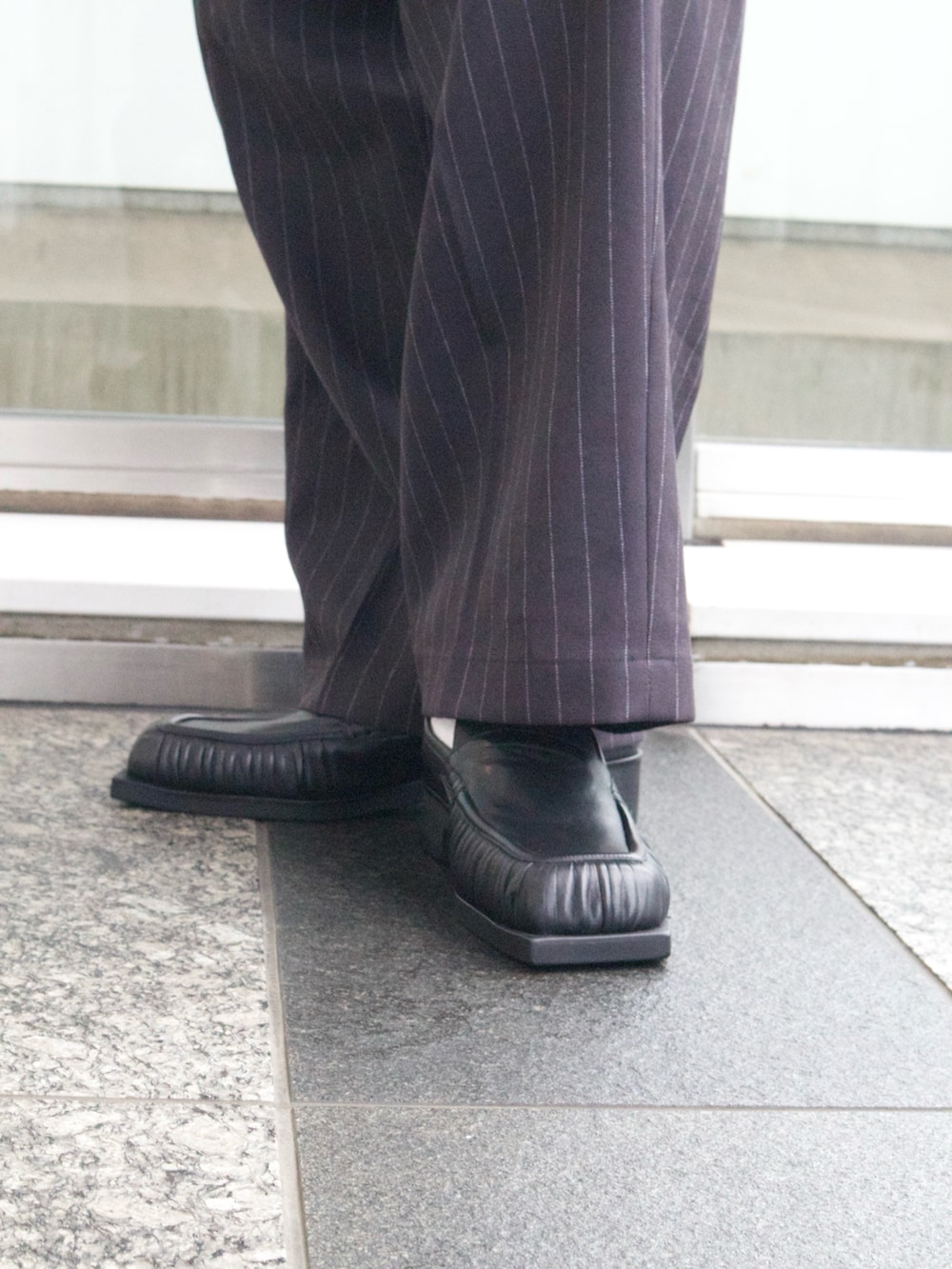 ブラック系のスリッポンを着用したメンズの夏コーディネートの3枚目の写真