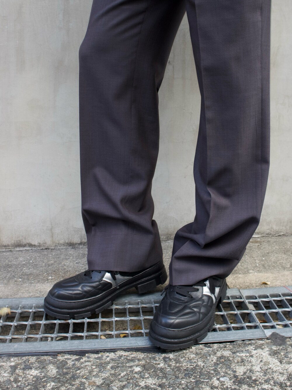 ブラック系のスニーカー、ブルー系のスニーカー、ゴールド系のスニーカーを着用したメンズの冬コーディネートの3枚目の写真