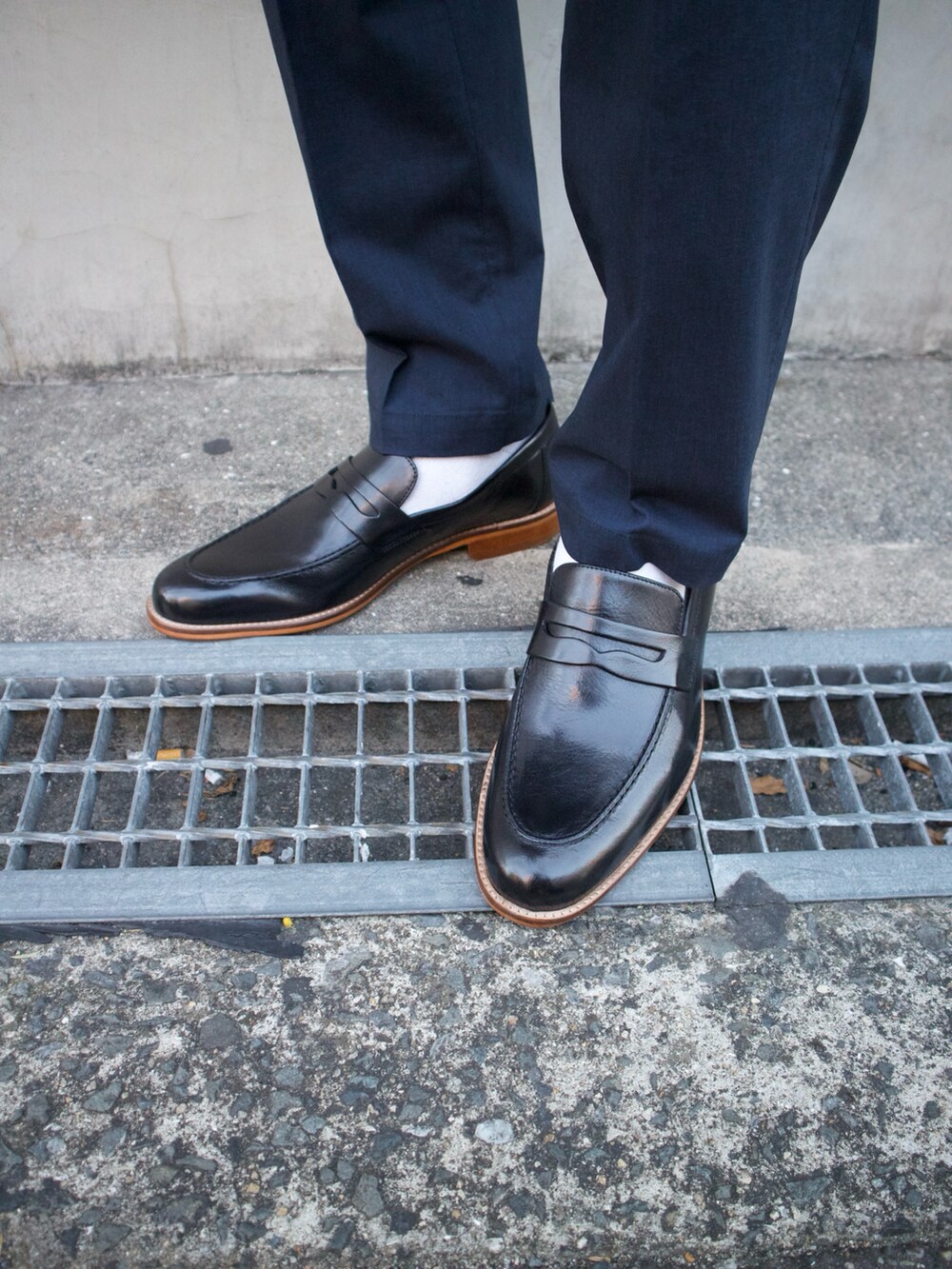 ブラック系のローファーを着用したメンズの春コーディネートの3枚目の写真