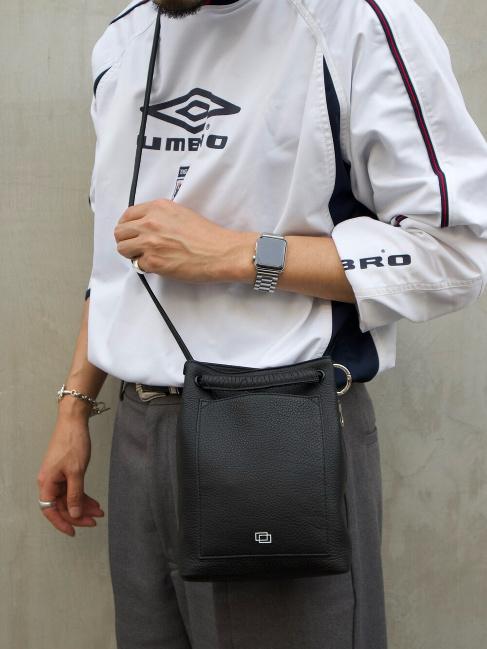 ブラック系のトートバッグ、その他のローファーを着用したメンズの夏コーディネートの4枚目の写真