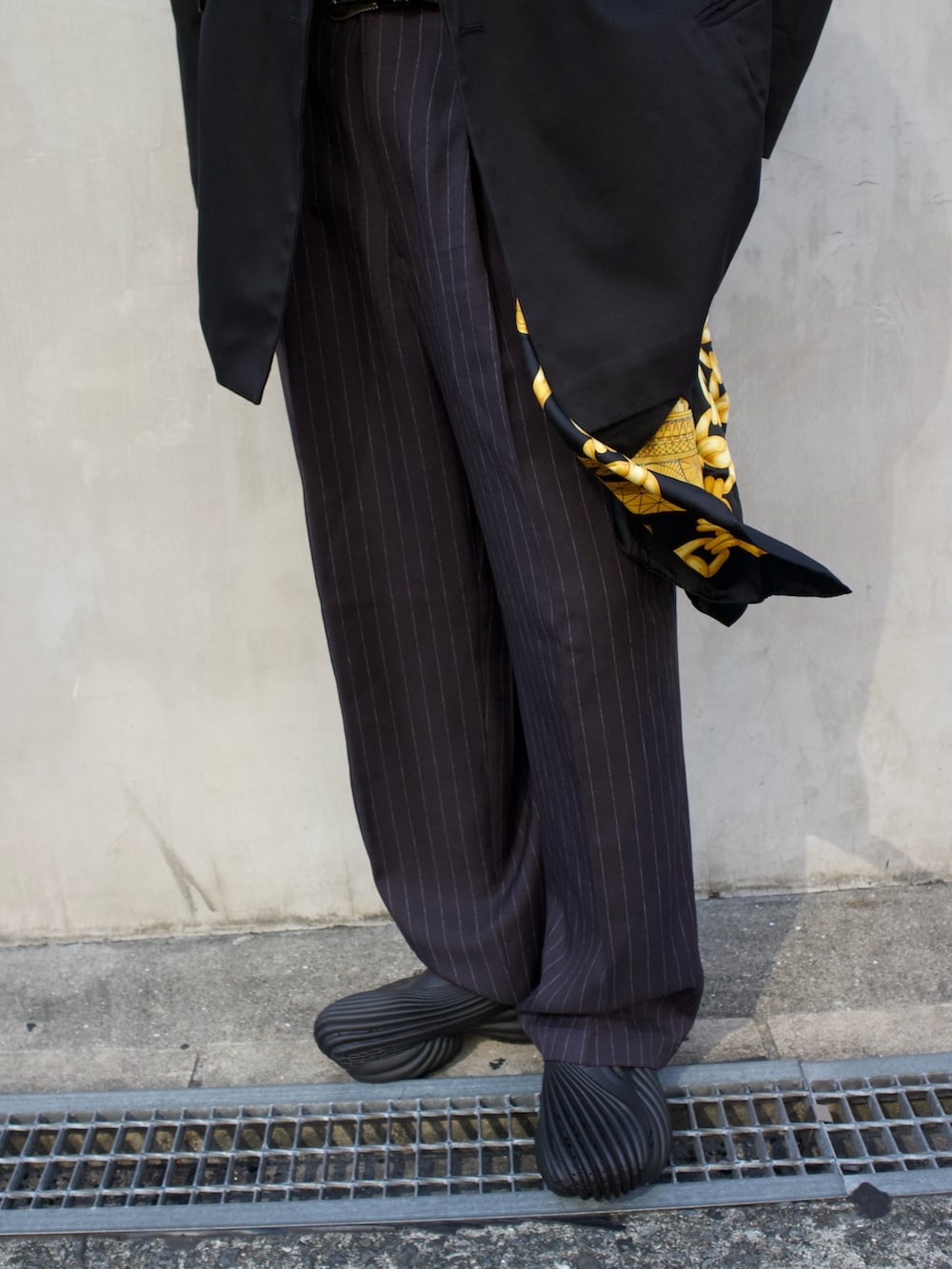 ブラック系のシューズを着用したメンズの秋コーディネートの2枚目の写真