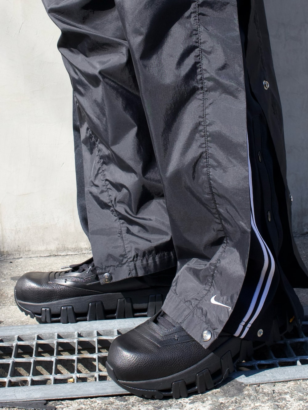 ブラック系のスニーカーを着用したメンズの冬コーディネートの4枚目の写真