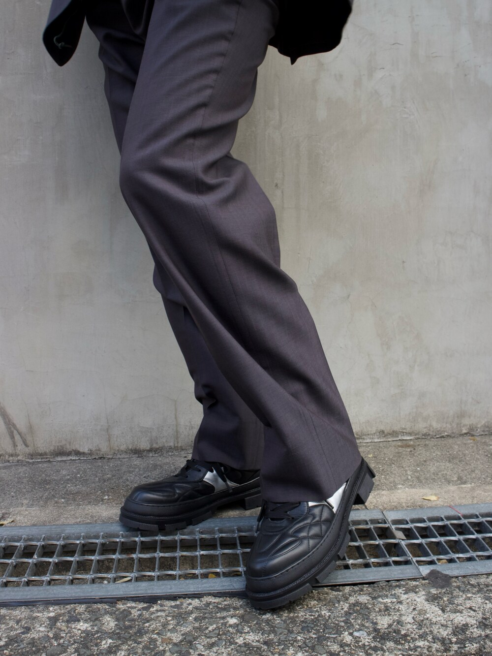 ブラック系のスニーカー、ブルー系のスニーカー、ゴールド系のスニーカーを着用したメンズの冬コーディネートの4枚目の写真