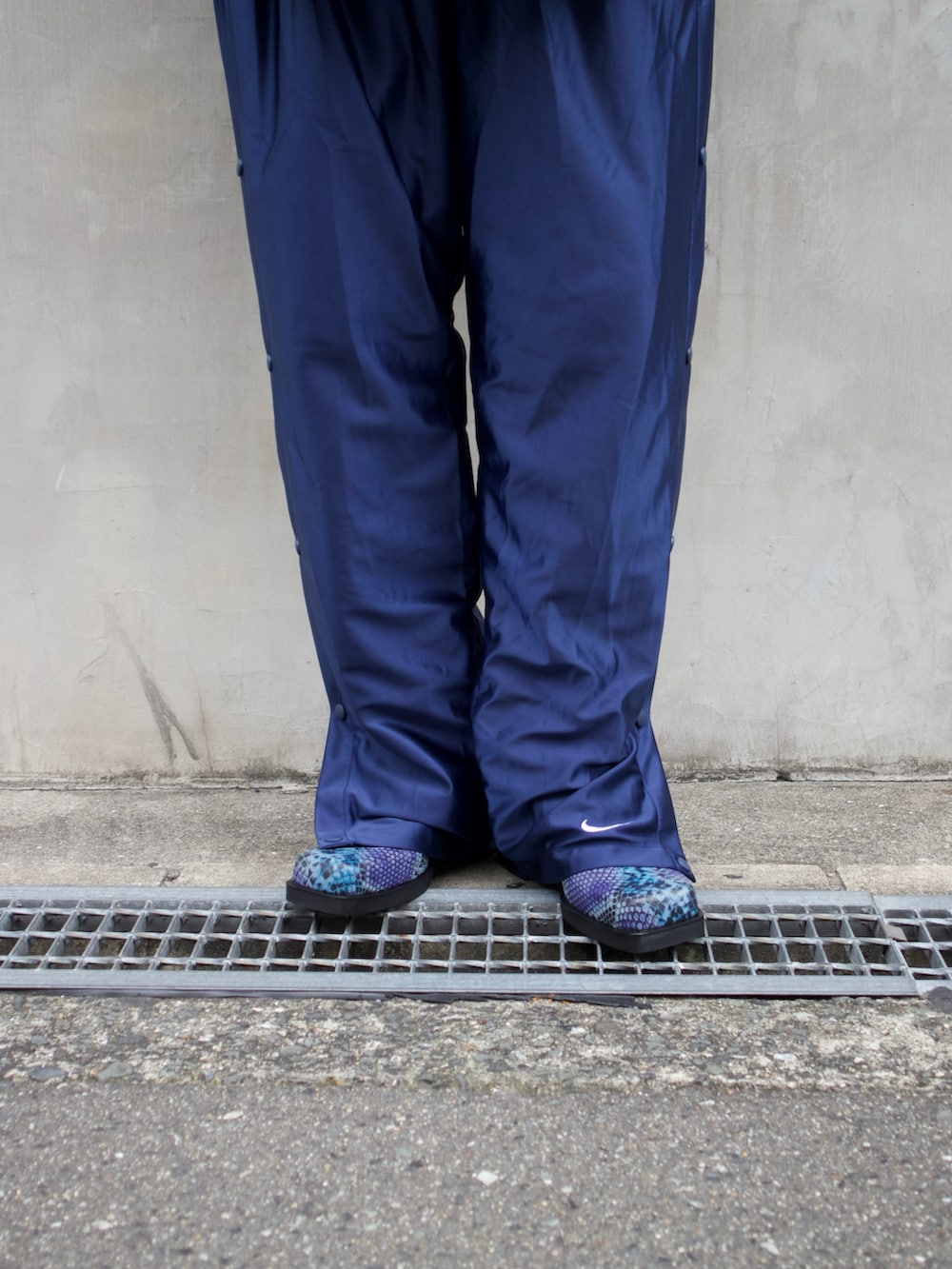 ブルー系のテーラードジャケット、ブルー系のブーツを着用したメンズの秋コーディネートの2枚目の写真