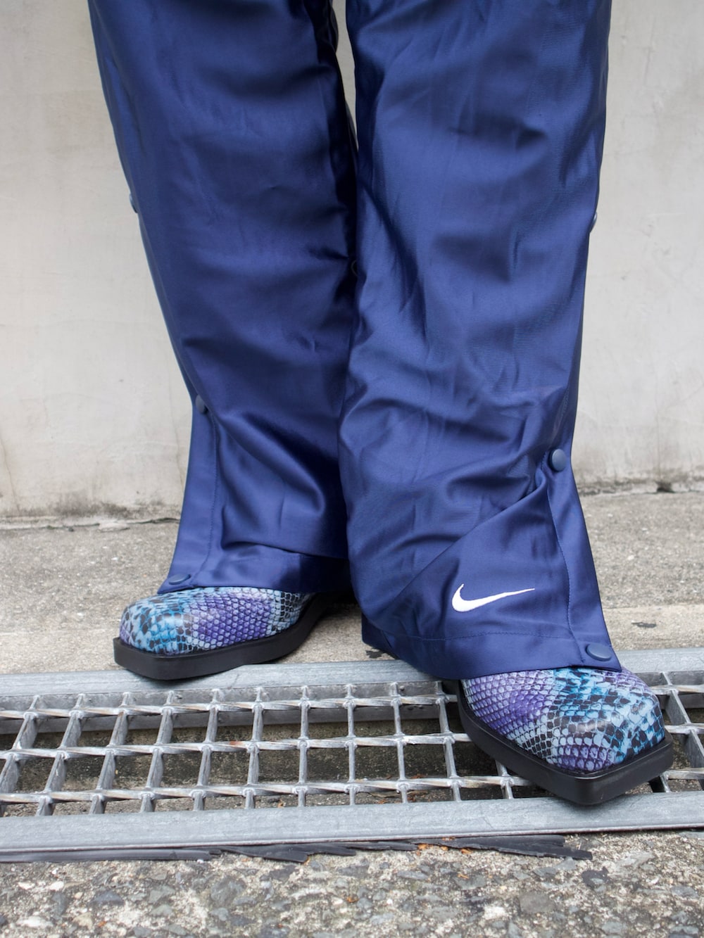 ブルー系のテーラードジャケット、ブルー系のブーツを着用したメンズの秋コーディネートの3枚目の写真