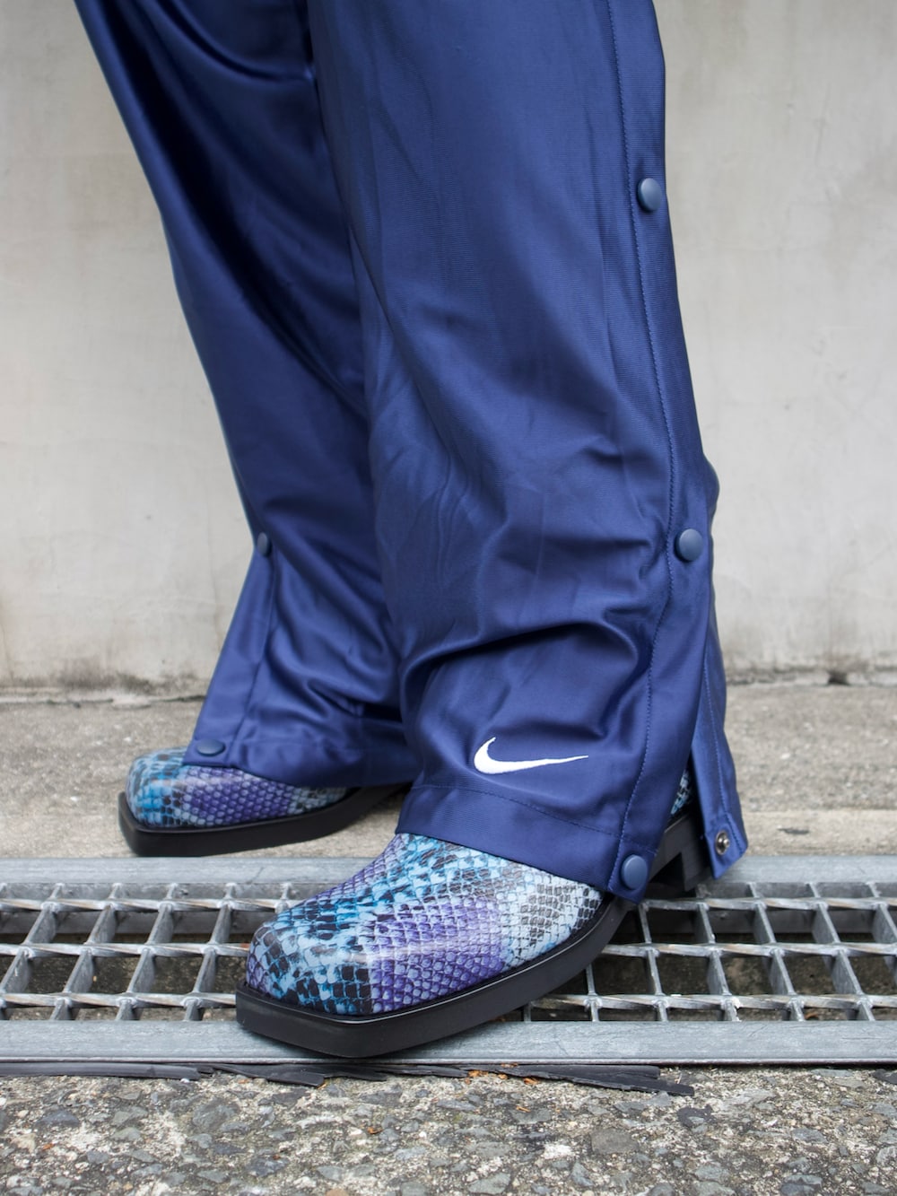 ブルー系のテーラードジャケット、ブルー系のブーツを着用したメンズの秋コーディネートの4枚目の写真