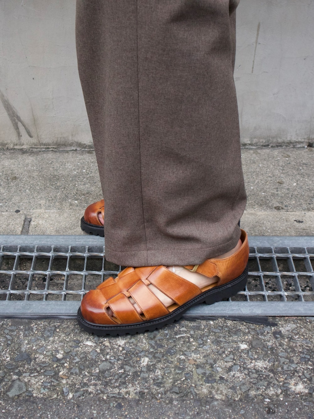 イエロー系のサンダルを着用したメンズの夏コーディネートの3枚目の写真