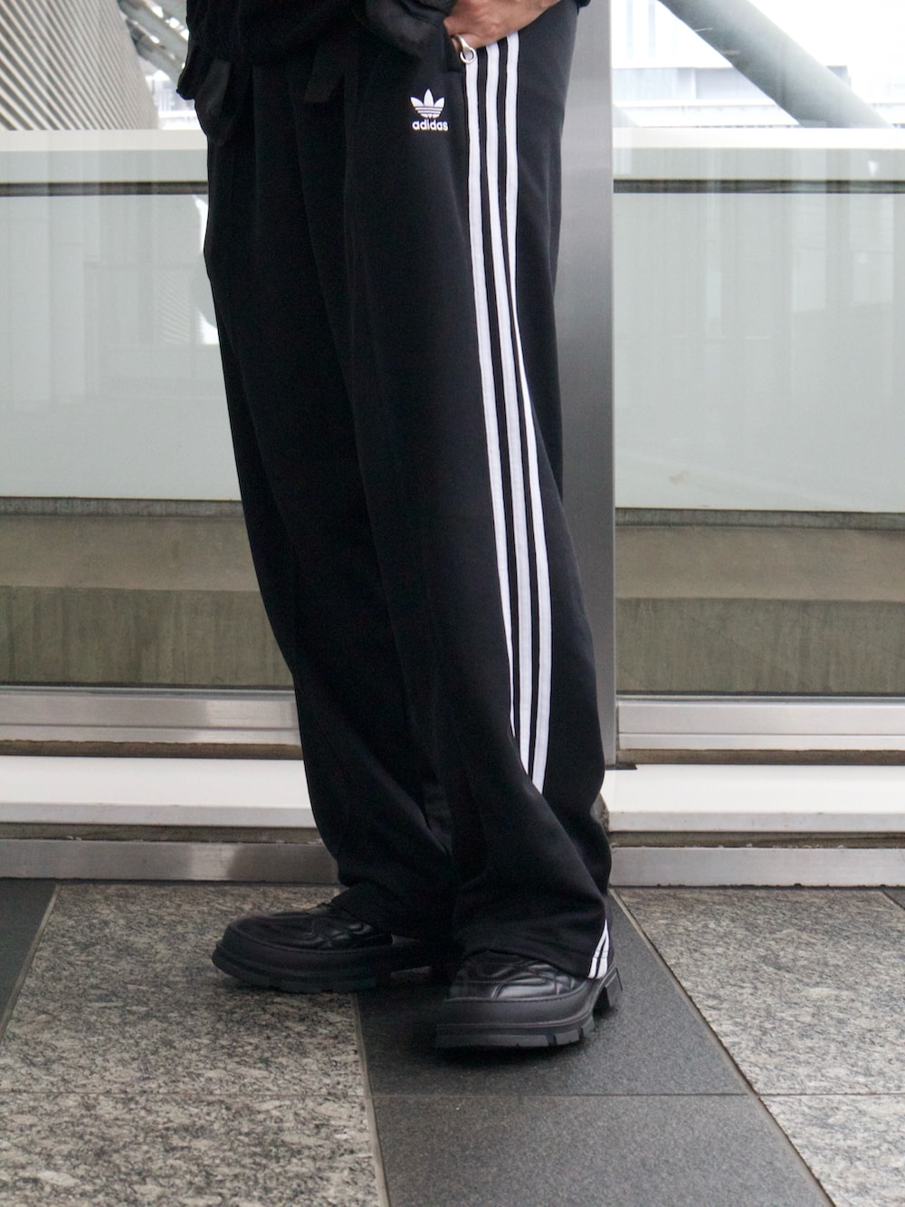 ブラック系のスニーカーを着用したメンズの夏コーディネートの2枚目の写真