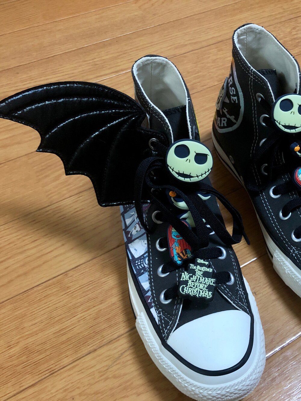 ブラック系のスニーカーを着用したメンズの秋コーディネートの2枚目の写真