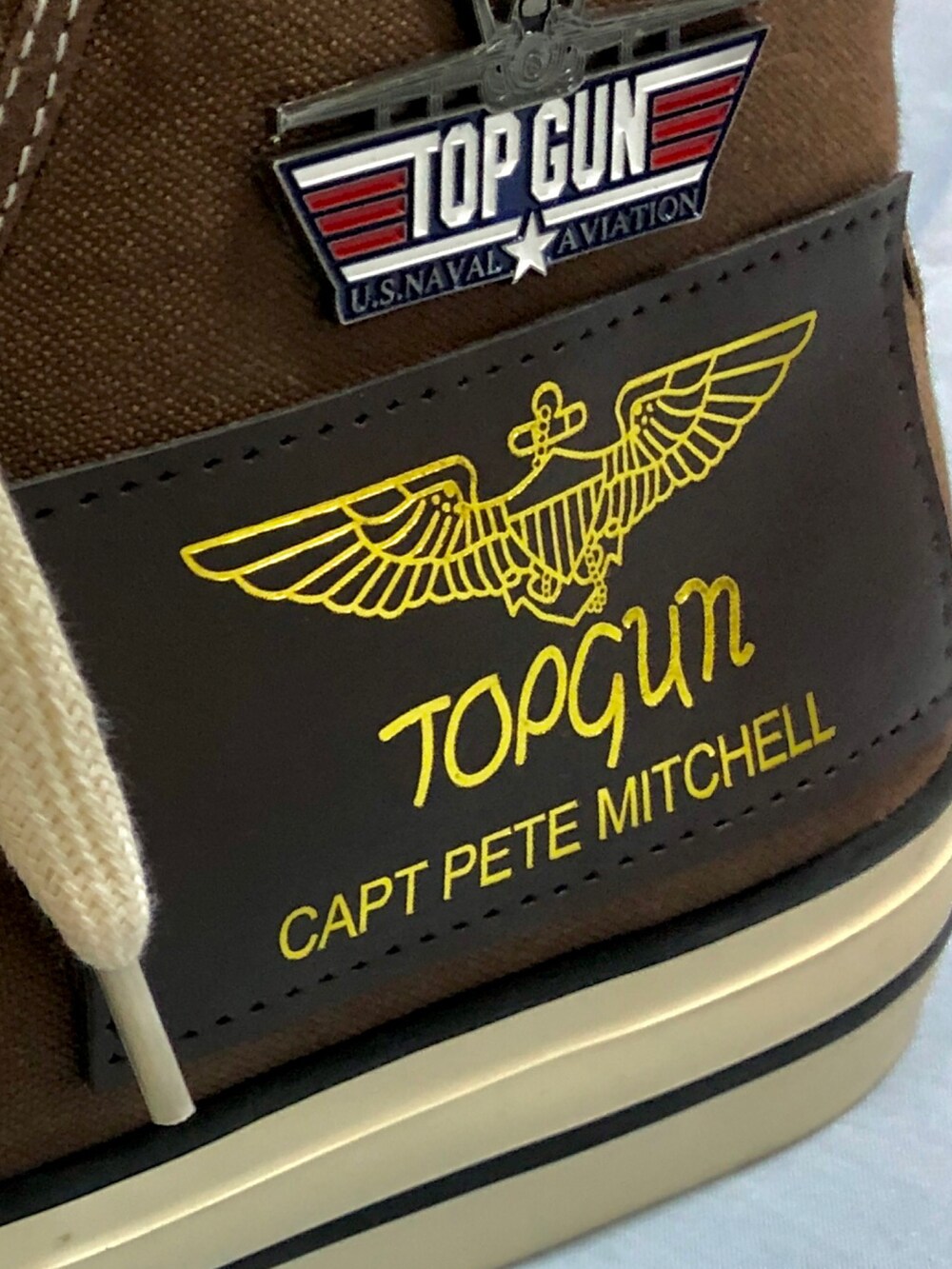 ブラウン系のスニーカーを着用したメンズの夏コーディネートの2枚目の写真