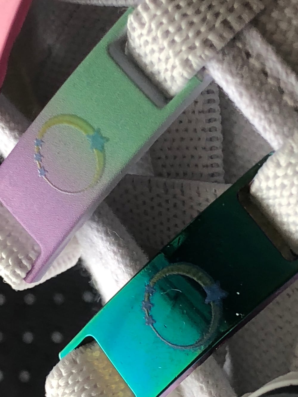 ホワイト系のスニーカーを着用したメンズの夏コーディネートの4枚目の写真