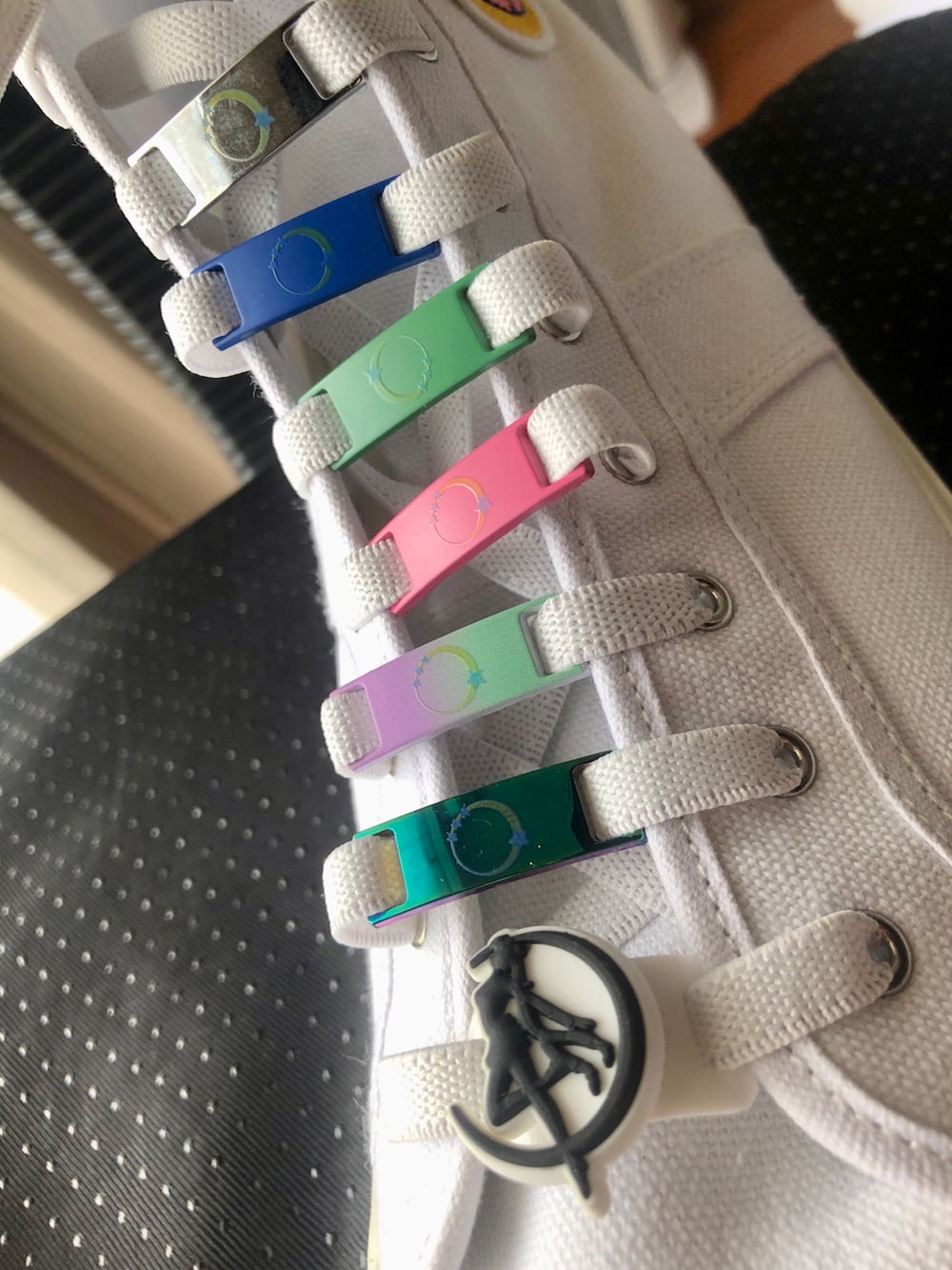 ホワイト系のスニーカーを着用したメンズの夏コーディネートの3枚目の写真