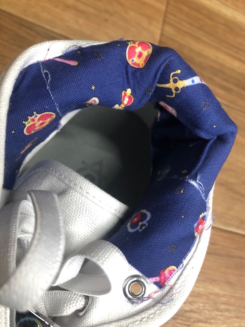 ホワイト系のスニーカーを着用したメンズの夏コーディネートの5枚目の写真