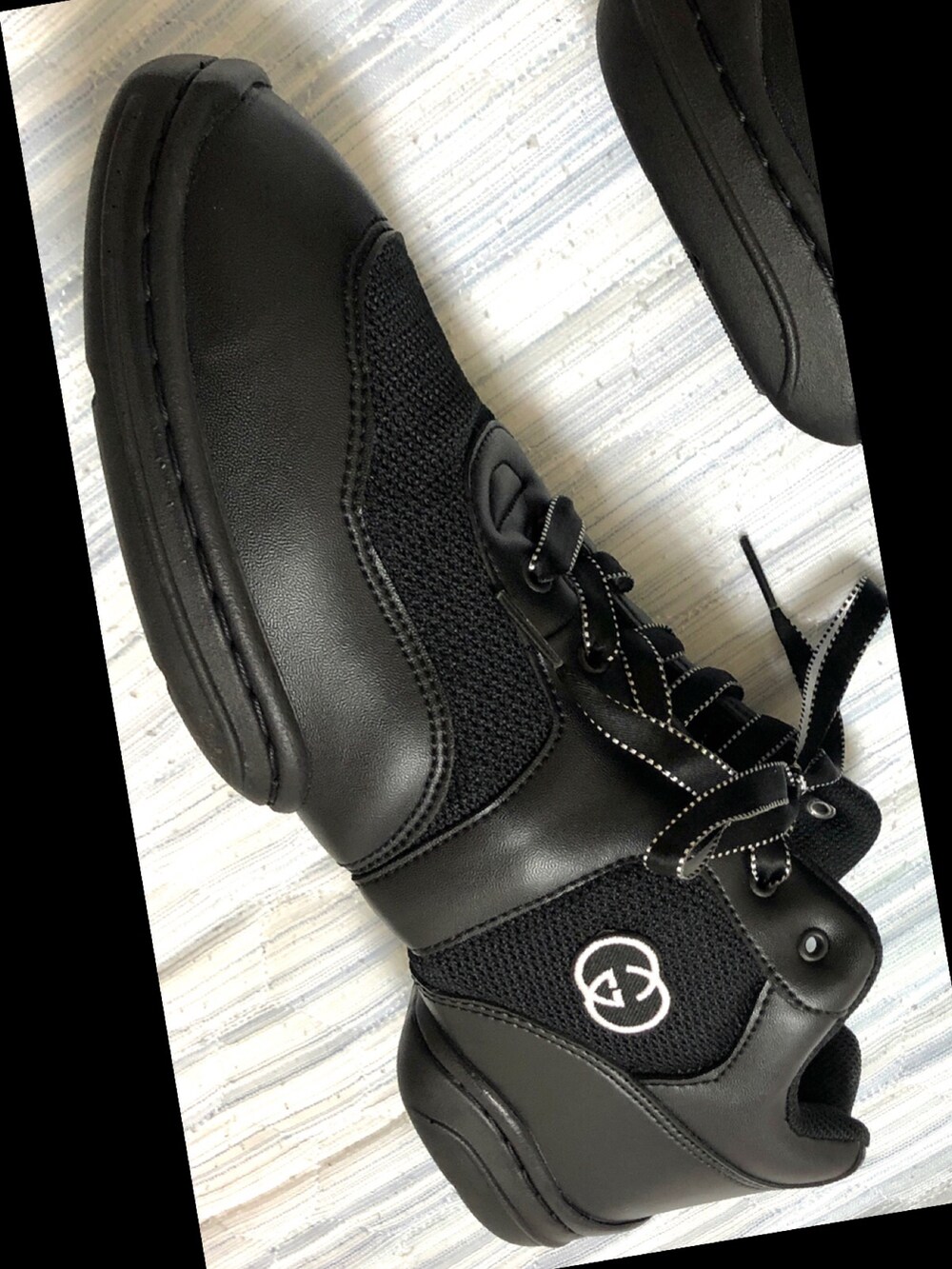 ブラック系のスニーカーを着用したメンズの夏コーディネートの2枚目の写真