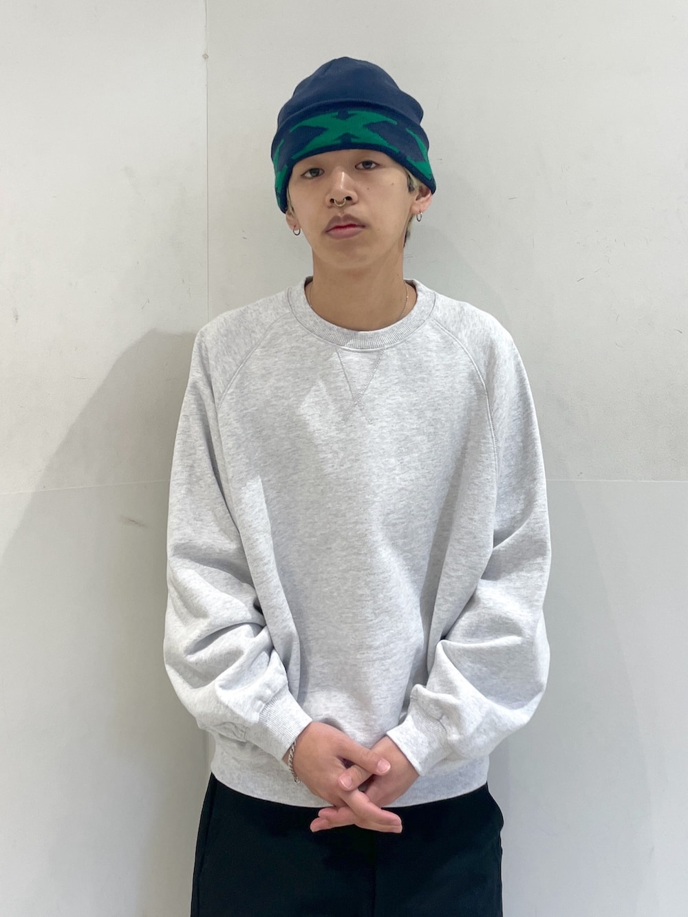 グレー系のスウェット、ブラック系のその他パンツ、ブルー系のニットキャップ/ビーニーを着用したメンズの冬コーディネートの5枚目の写真
