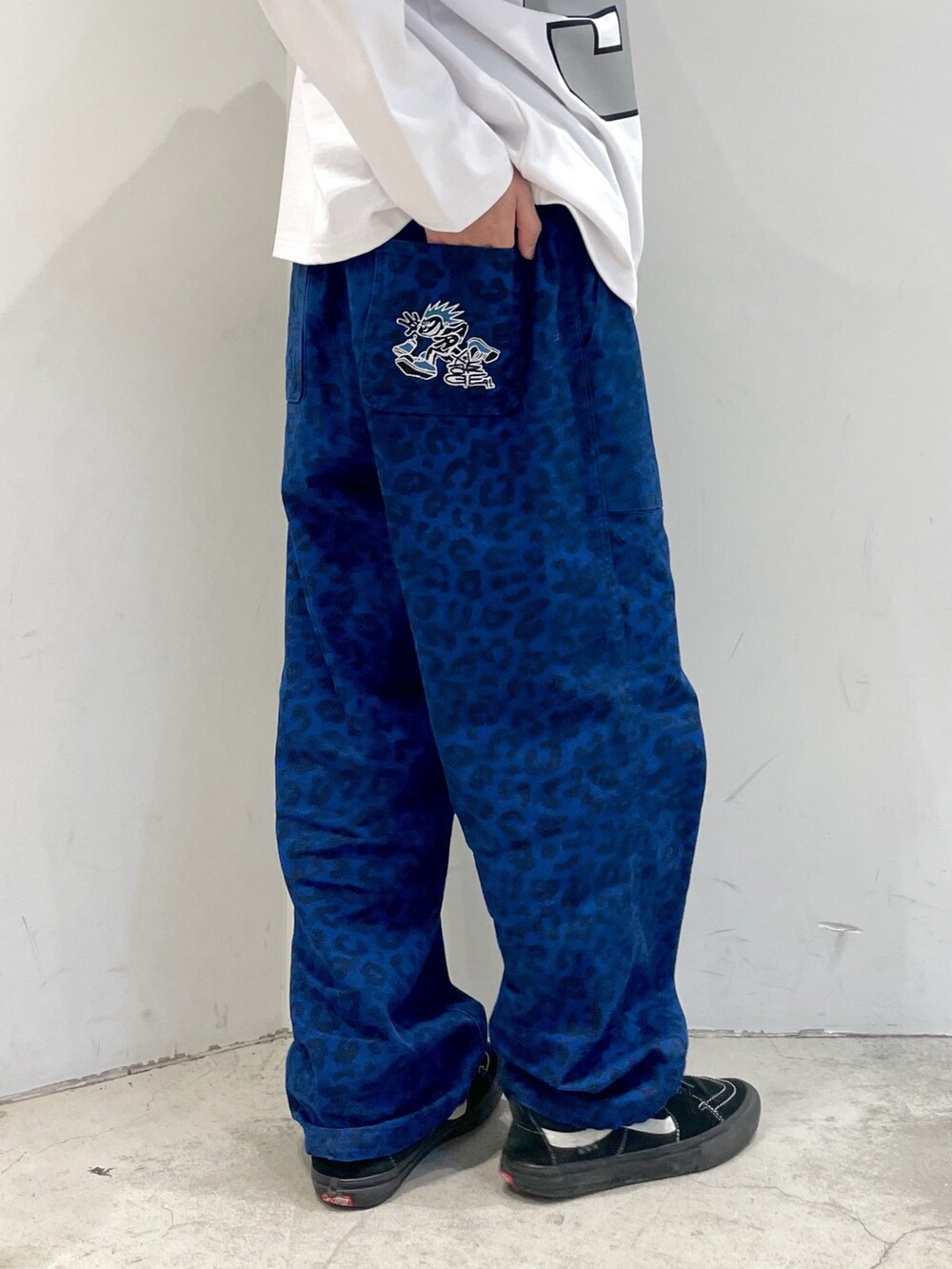 ホワイト系のTシャツ/カットソー、ブルー系のその他パンツ、ブラック系のニットキャップ/ビーニーを着用したメンズの春コーディネートの6枚目の写真