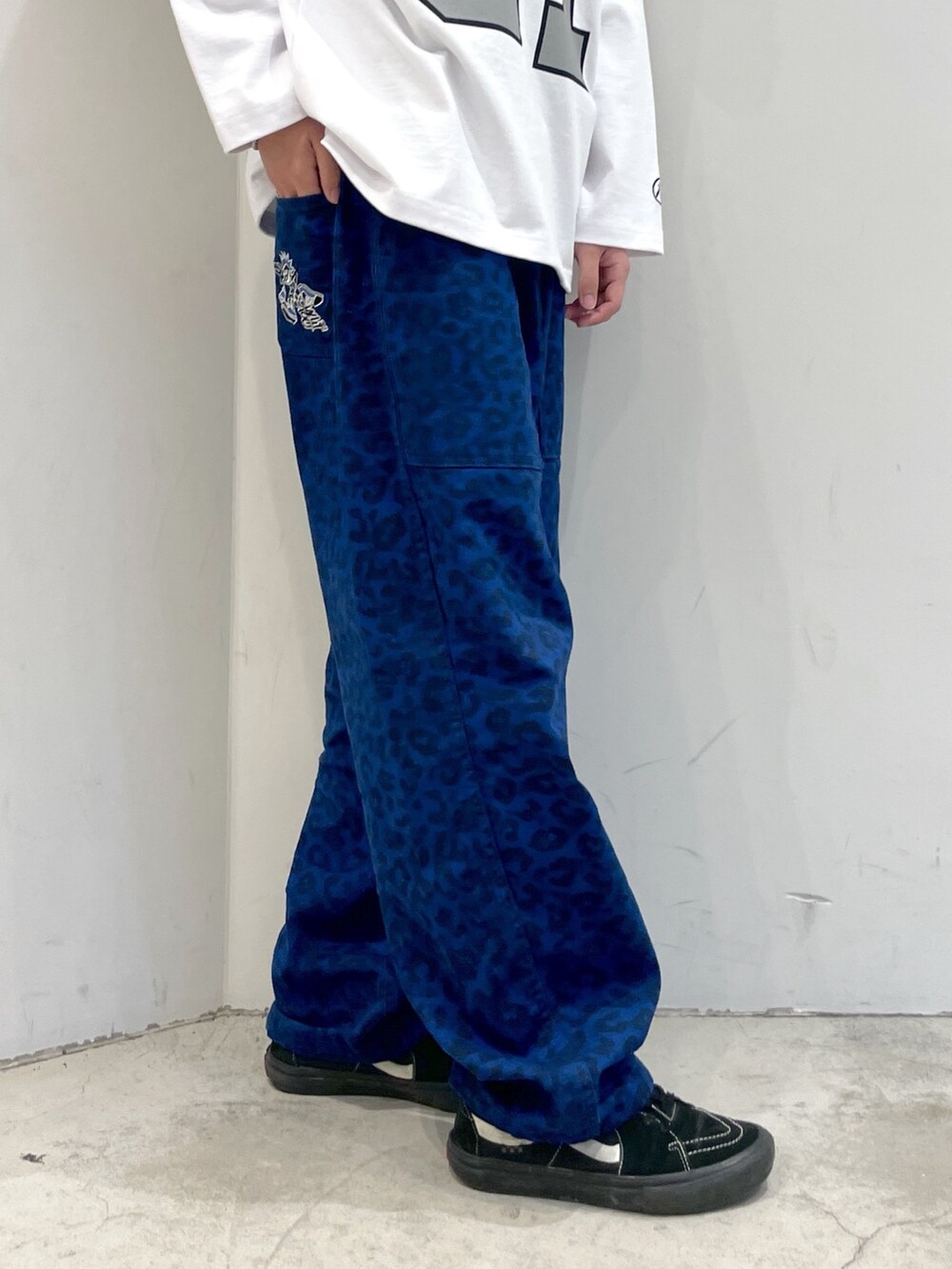 ホワイト系のTシャツ/カットソー、ブルー系のその他パンツ、ブラック系のニットキャップ/ビーニーを着用したメンズの春コーディネートの7枚目の写真