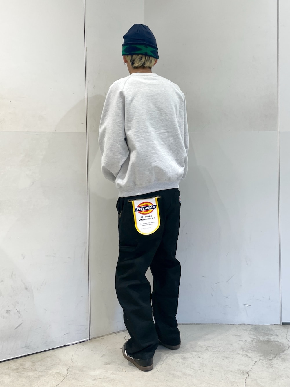 グレー系のスウェット、ブラック系のその他パンツ、ブルー系のニットキャップ/ビーニーを着用したメンズの冬コーディネートの3枚目の写真