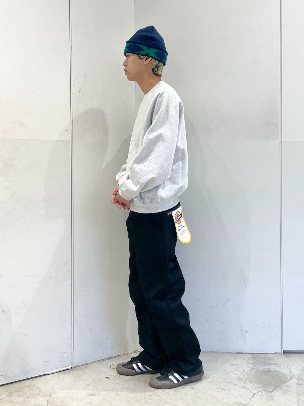 グレー系のスウェット、ブラック系のその他パンツ、ブルー系のニットキャップ/ビーニーを着用したメンズの冬コーディネートの2枚目の写真