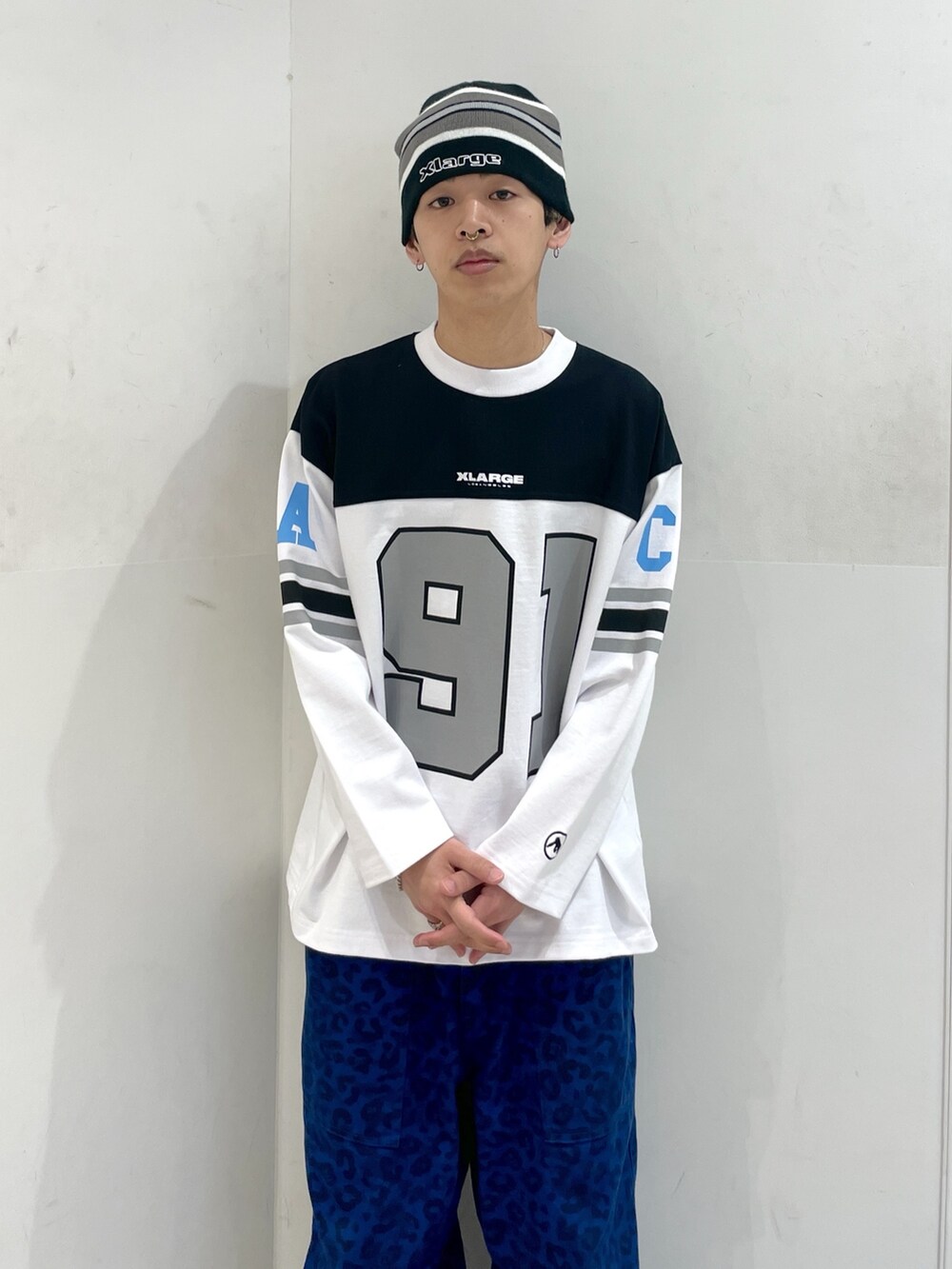 ホワイト系のTシャツ/カットソー、ブルー系のその他パンツ、ブラック系のニットキャップ/ビーニーを着用したメンズの春コーディネートの5枚目の写真