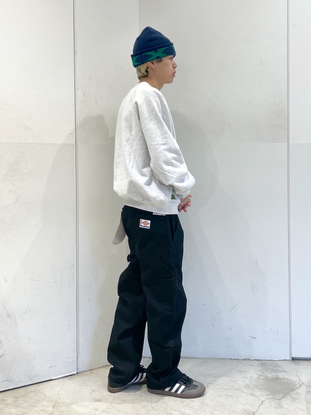 グレー系のスウェット、ブラック系のその他パンツ、ブルー系のニットキャップ/ビーニーを着用したメンズの冬コーディネートの4枚目の写真
