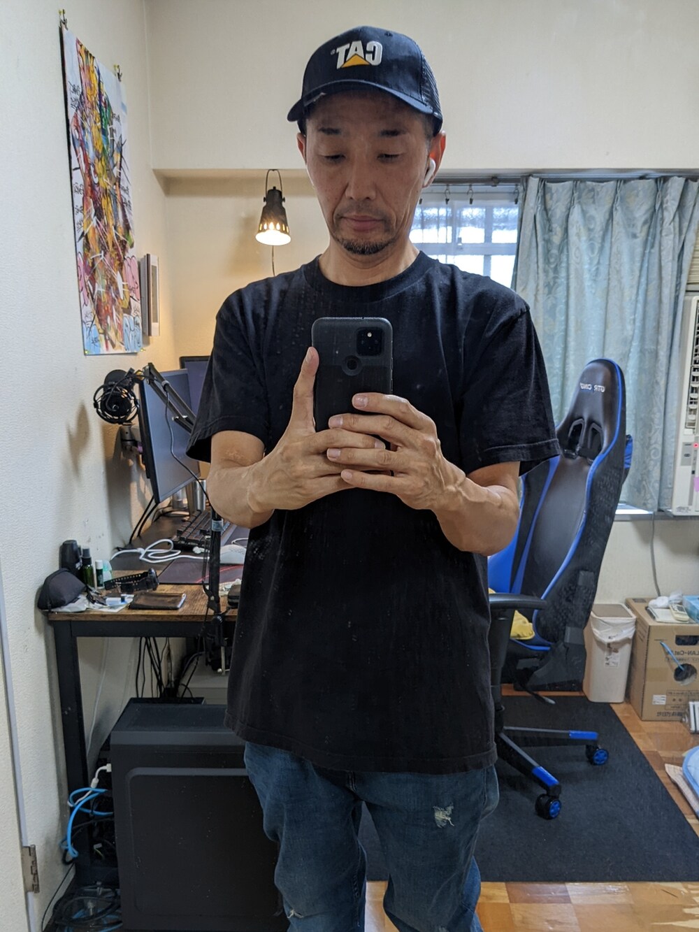 ブラック系のTシャツ/カットソー、ブラック系のキャップを着用したメンズの夏コーディネートの2枚目の写真