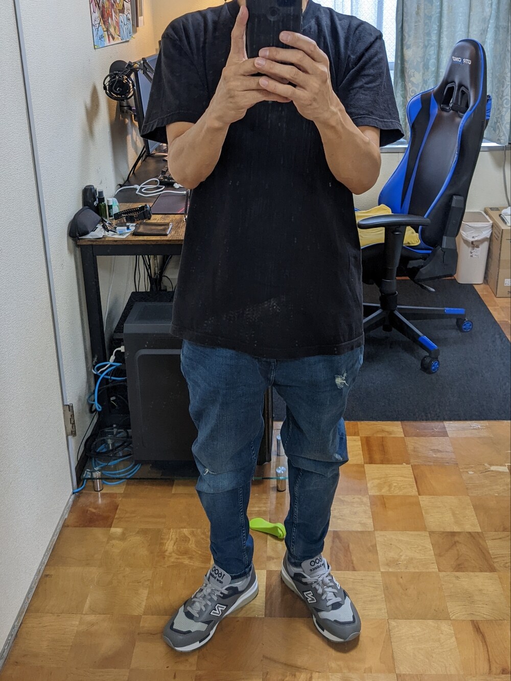 ブラック系のTシャツ/カットソー、ブラック系のキャップを着用したメンズの夏コーディネートの3枚目の写真