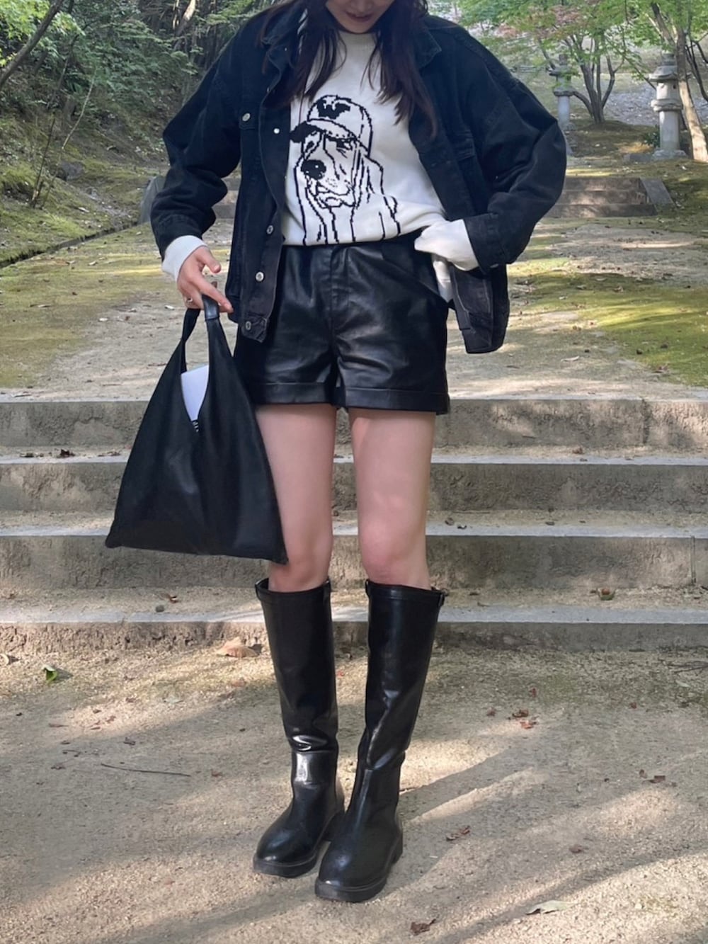 ブラック系のその他パンツ、ホワイト系のニット/セーター、ブラック系のデニムジャケットを着用したレディースの秋コーディネートの2枚目の写真