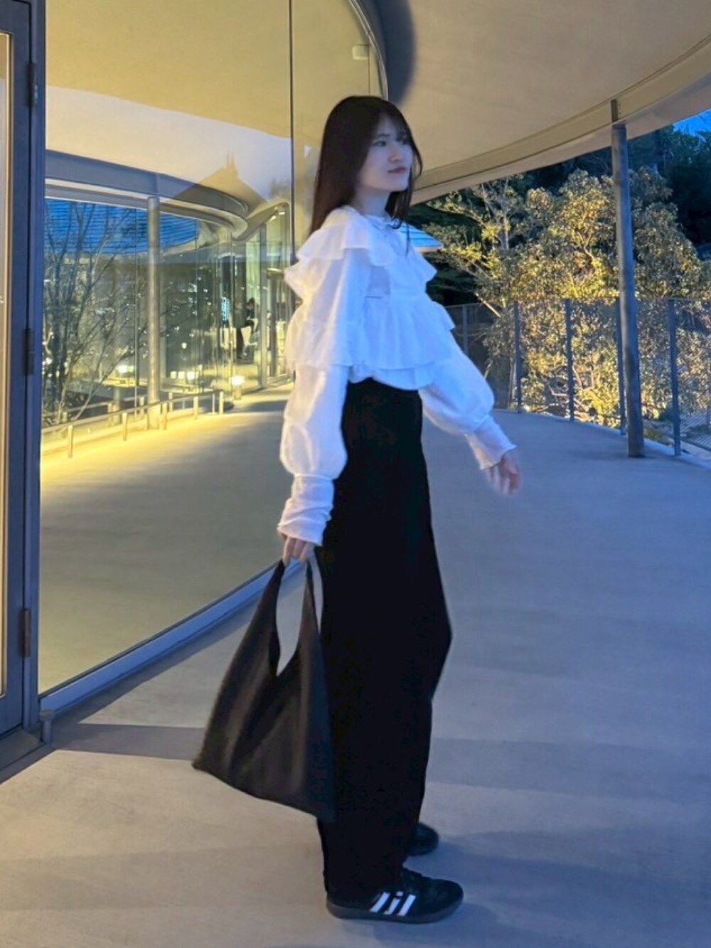 「最近のいい感じコーデ、春服、春コーデ、春夏コーデ、白ブラウス、モノトーン、モノトーンコーデ、白黒、スニーカー、スニーカーコーデ、ブラウス、高身長、高身長女子、高身長コーデ、骨格ナチュラル」｜「titivateのﾃﾞｻﾞｲﾝｷﾞｬｻﾞｰﾌﾘﾙﾌﾞﾗｳｽ（シャツ/ブラウス、ホワイト系）」を使った、nachi*さん（レディース・175cm）の春コーディネートの2枚目の写真