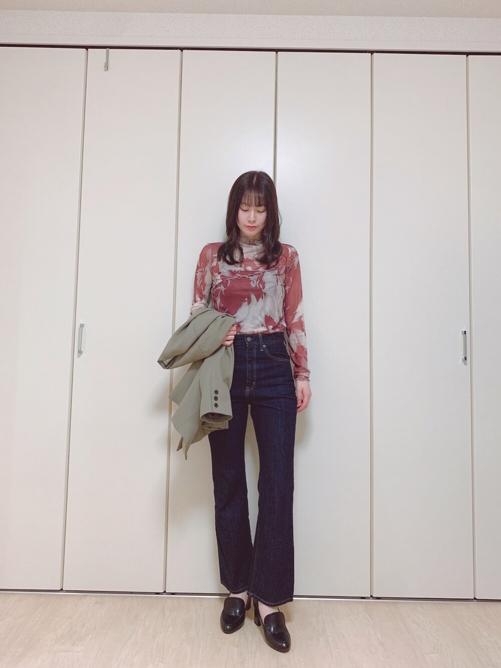 ベージュ系のノーカラージャケット、ブラウン系のTシャツ/カットソー、ブラック系のショルダーバッグを着用したレディースの秋コーディネートの2枚目の写真