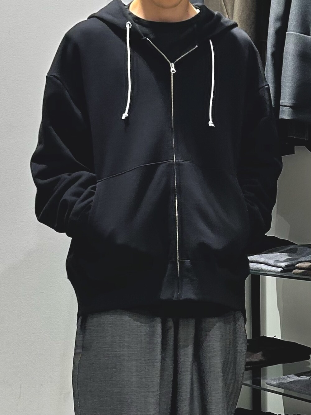 グレー系のその他パンツ、ブラック系のTシャツ/カットソー、ブラック系のパーカーを着用したメンズの秋コーディネートの2枚目の写真