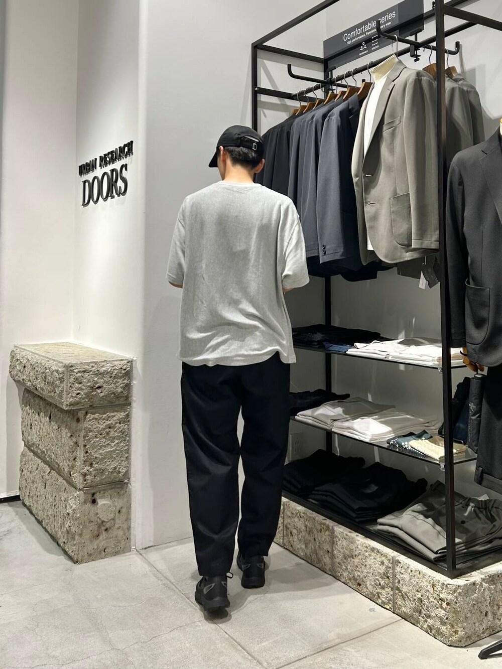 グレー系のTシャツ/カットソー、ブラック系のキャップを着用したメンズの夏コーディネートの3枚目の写真