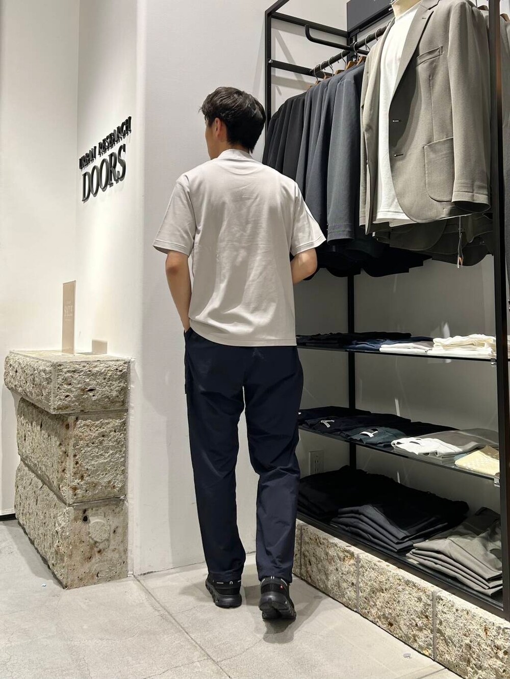 ブルー系のその他パンツ、グレー系のシャツ/ブラウスを着用したメンズの夏コーディネートの2枚目の写真