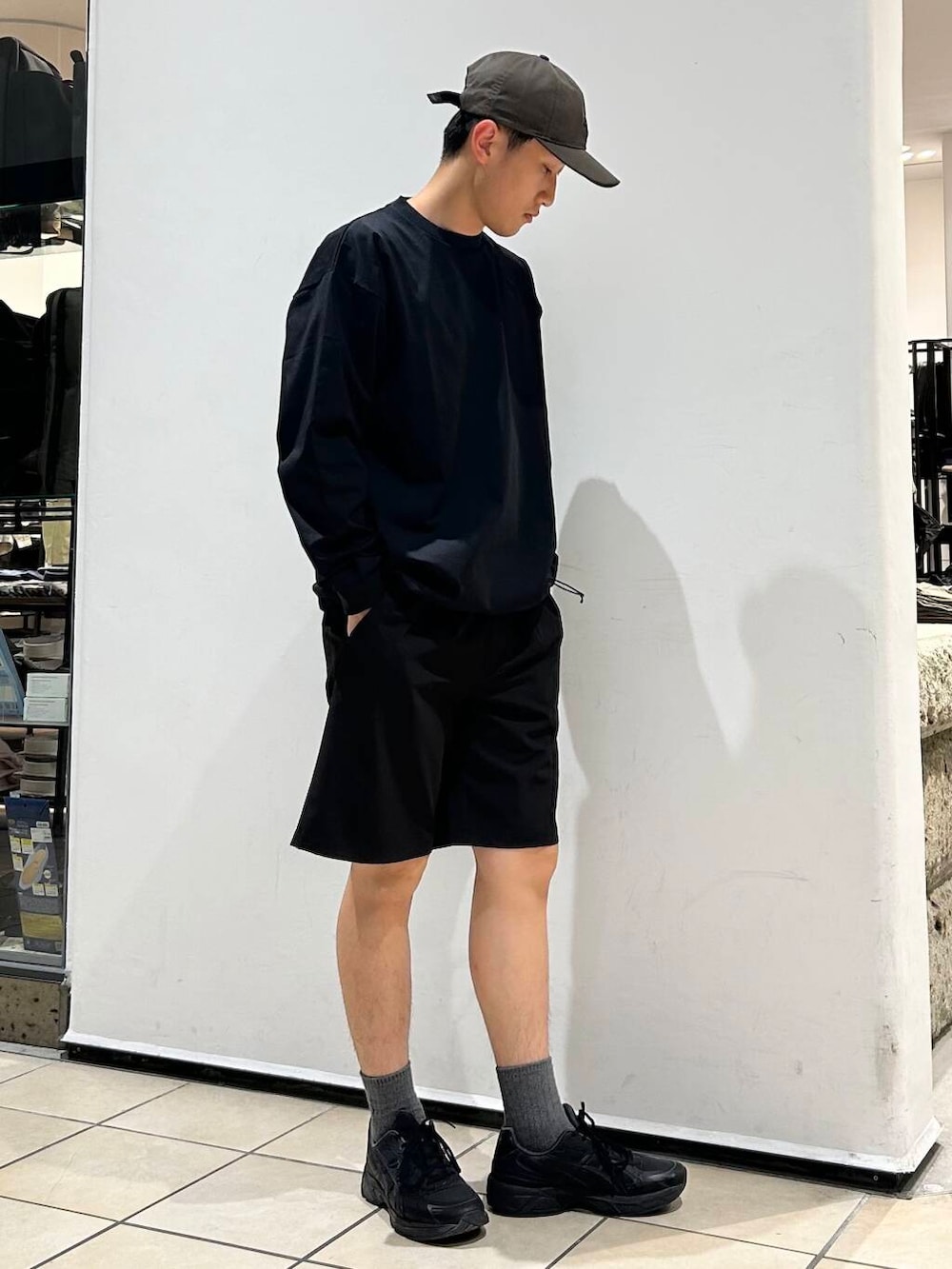 ブラック系のTシャツ/カットソー、ブラック系のその他パンツ、グレー系のソックス/靴下を着用したメンズの春コーディネートの2枚目の写真