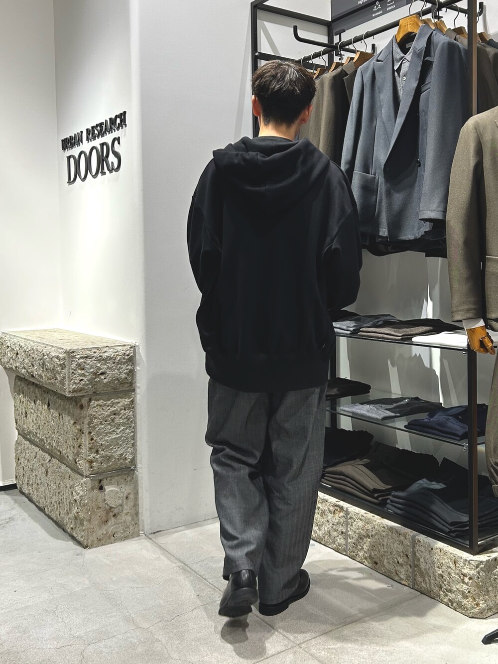 グレー系のその他パンツ、ブラック系のTシャツ/カットソー、ブラック系のパーカーを着用したメンズの秋コーディネートの4枚目の写真