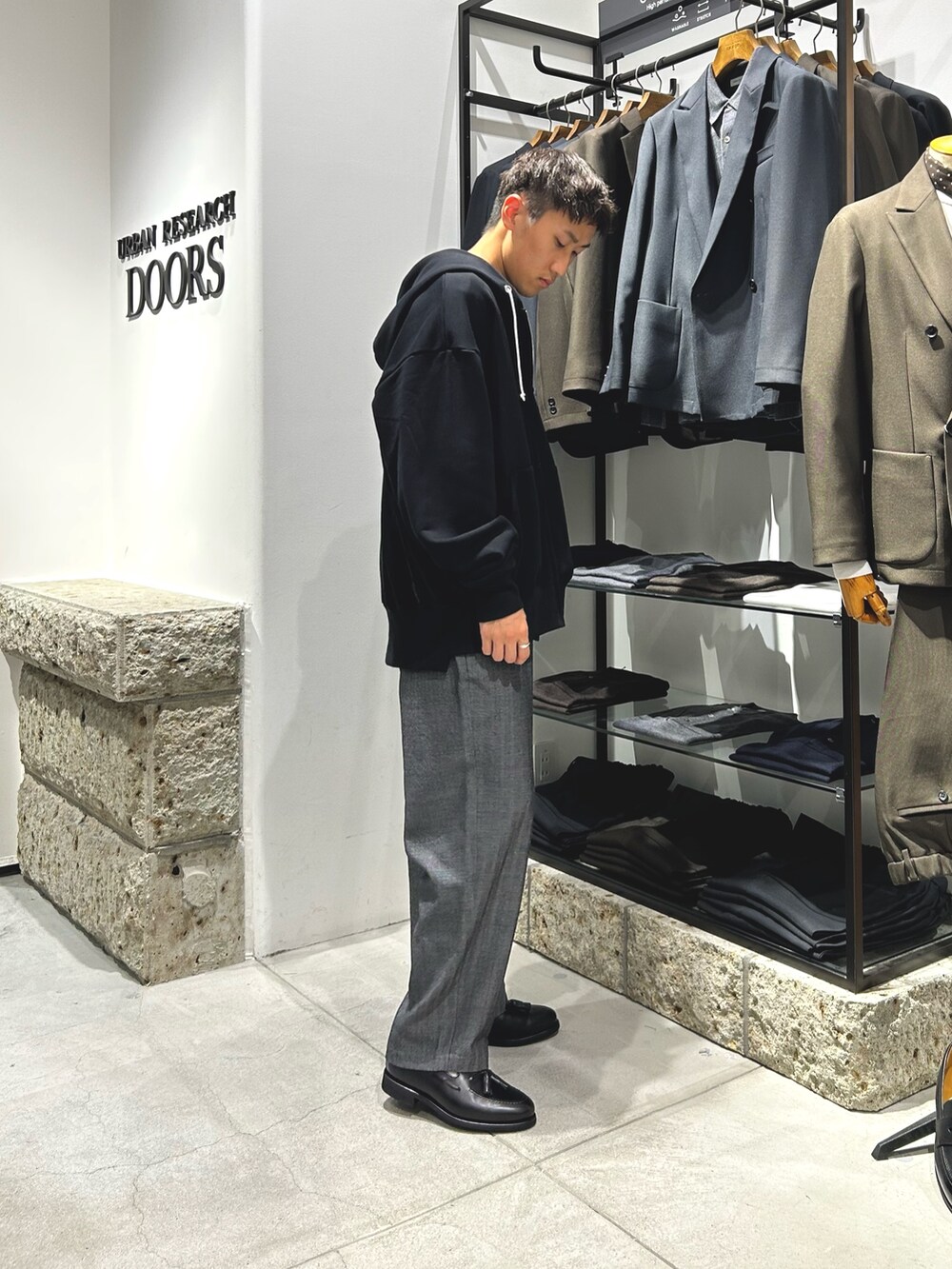 グレー系のその他パンツ、ブラック系のTシャツ/カットソー、ブラック系のパーカーを着用したメンズの秋コーディネートの3枚目の写真