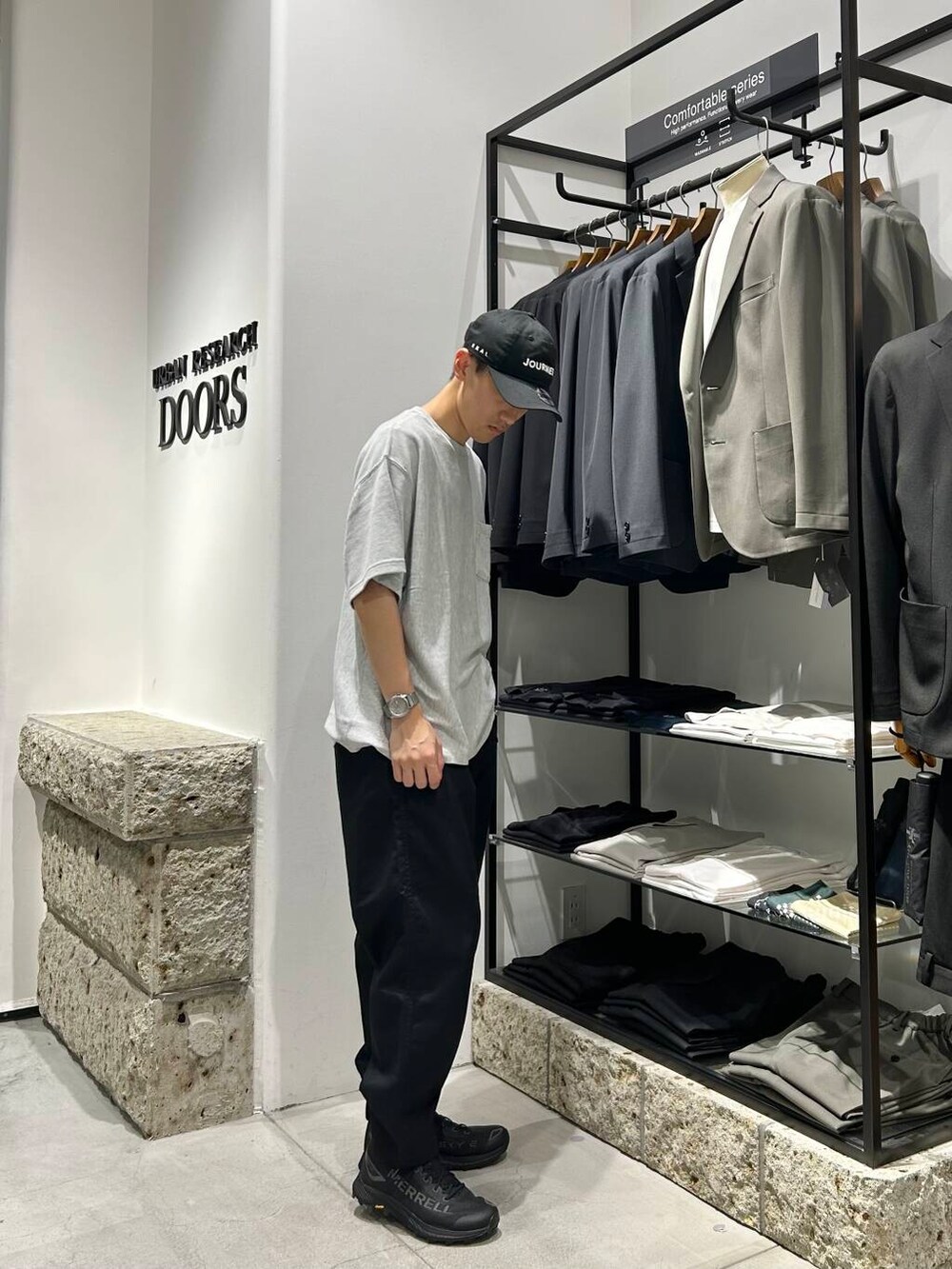 グレー系のTシャツ/カットソー、ブラック系のキャップを着用したメンズの夏コーディネートの2枚目の写真