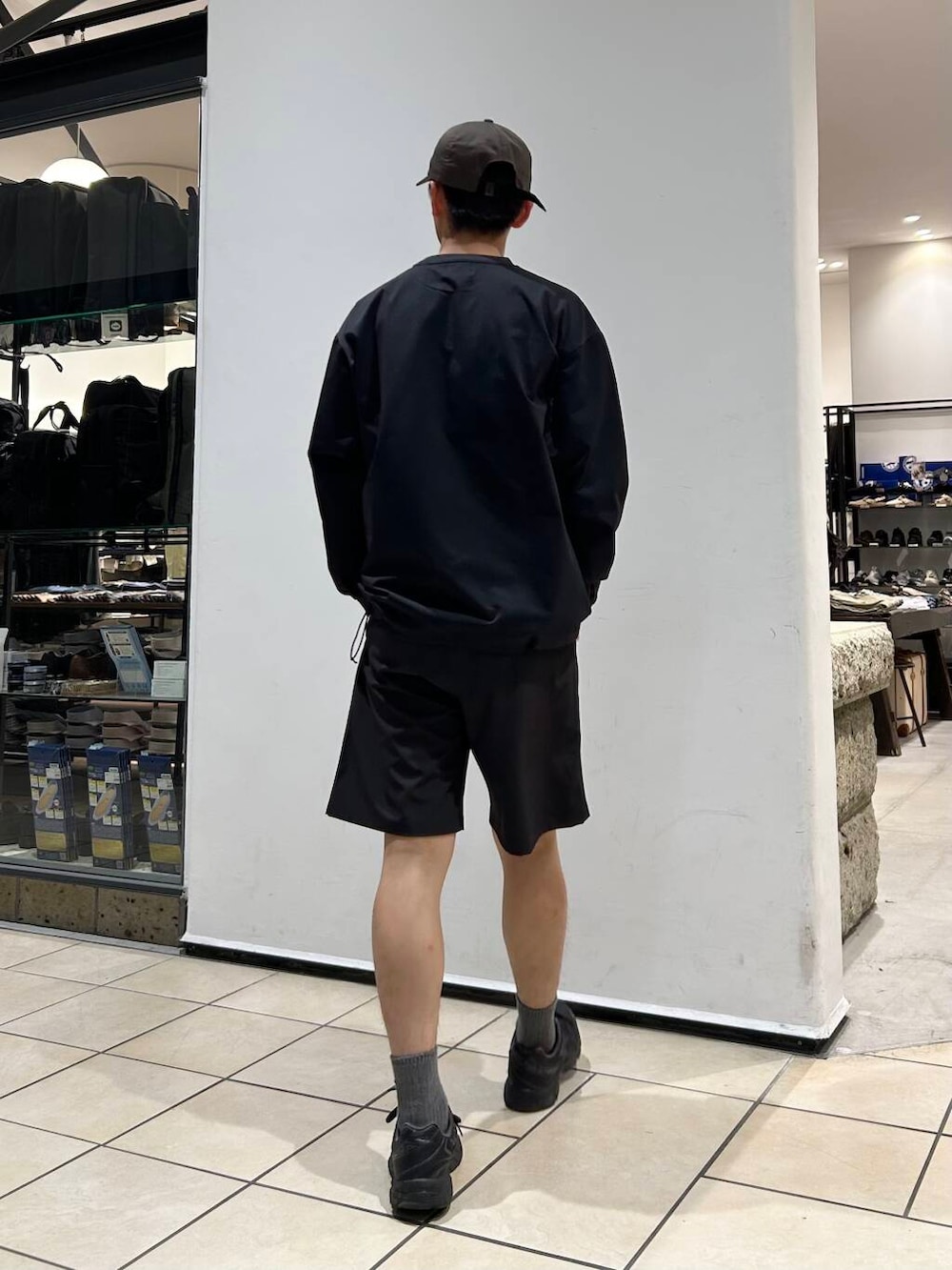 ブラック系のTシャツ/カットソー、ブラック系のその他パンツ、グレー系のソックス/靴下を着用したメンズの春コーディネートの3枚目の写真