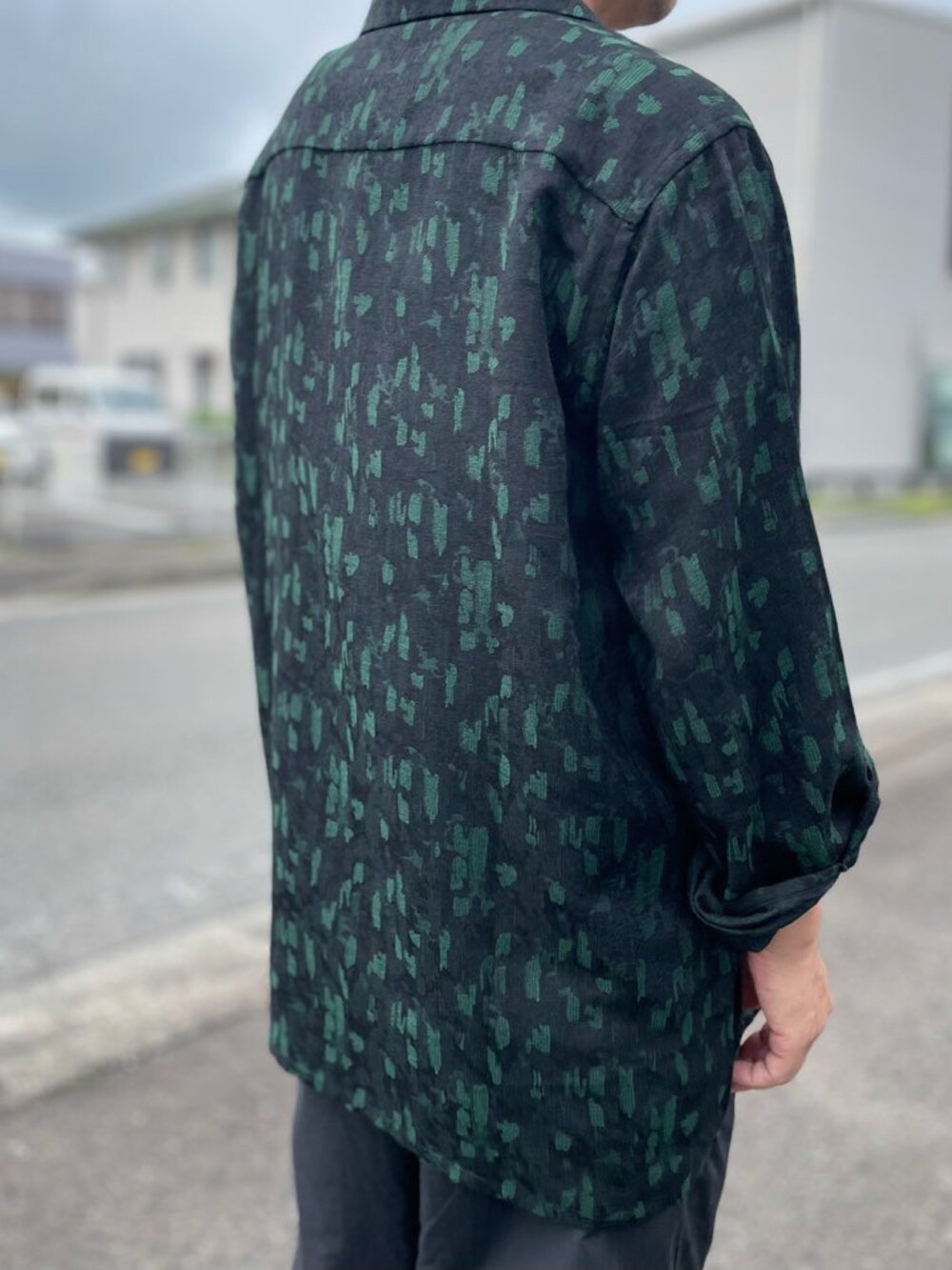 グリーン系のシャツ/ブラウスを着用したメンズの秋コーディネートの5枚目の写真