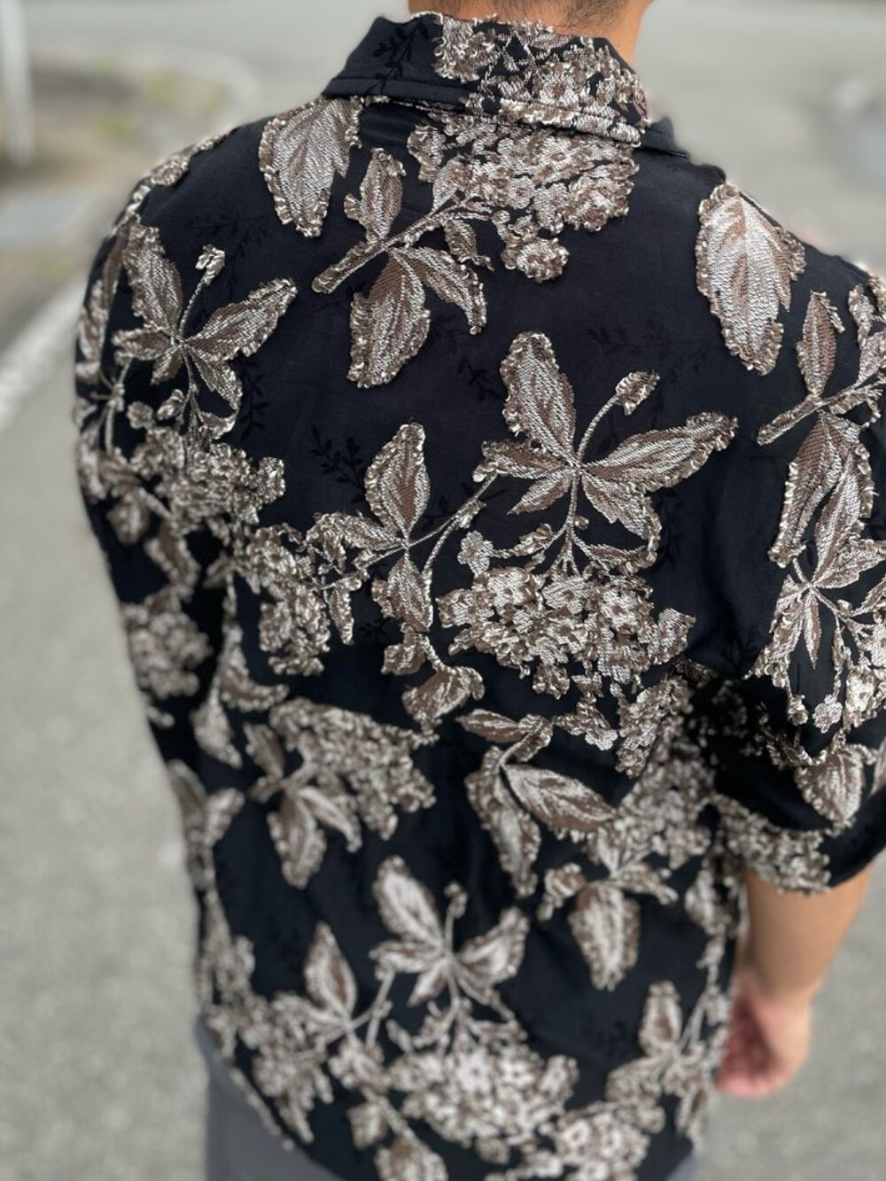 ブラック系のシャツ/ブラウス、グレー系のその他パンツ、ホワイト系のサンダルを着用したメンズの秋コーディネートの4枚目の写真