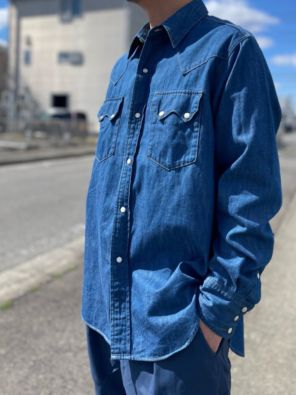 ブルー系のシャツ/ブラウス、ブルー系のカーゴパンツを着用したメンズの春コーディネートの2枚目の写真