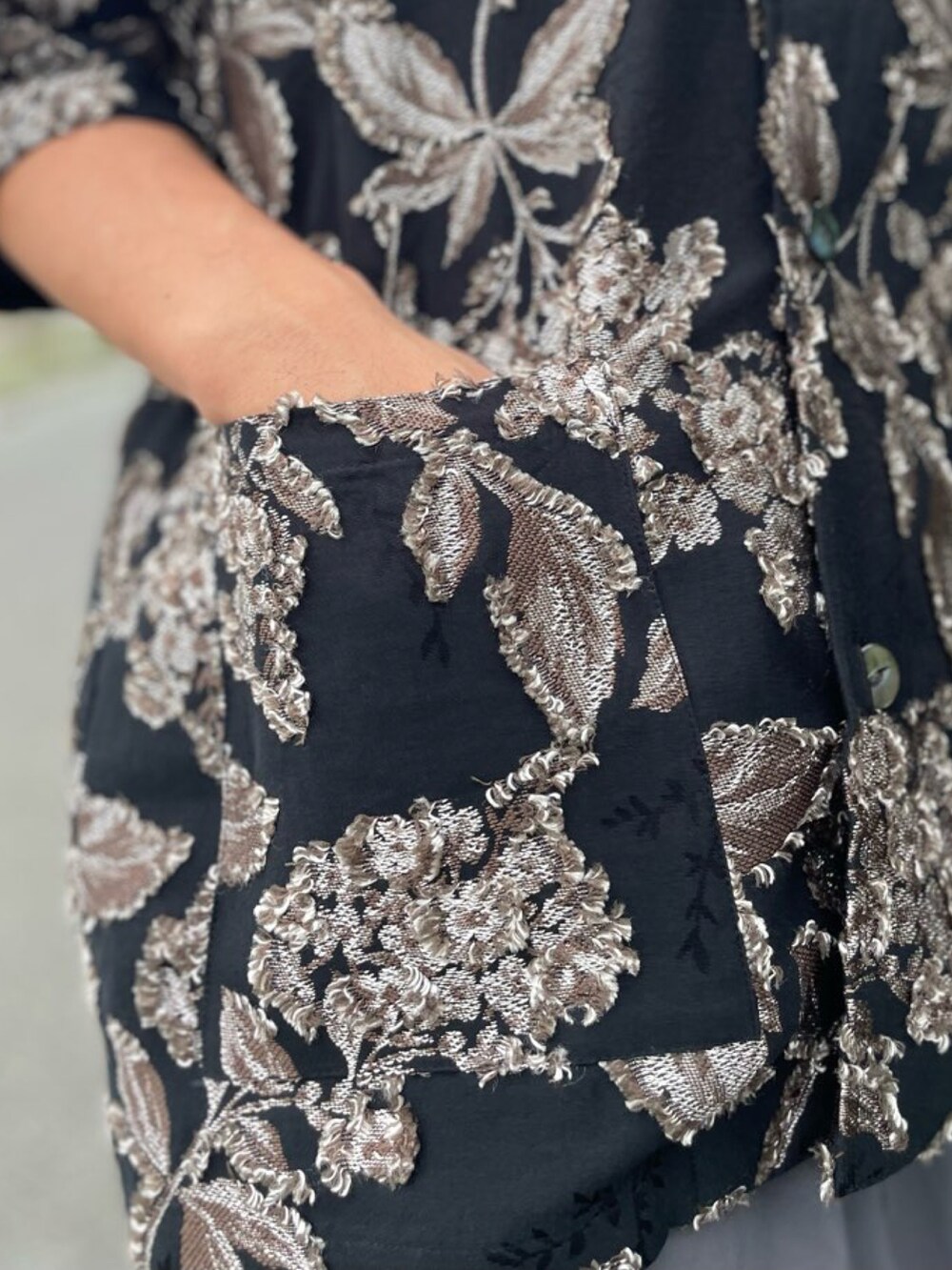 ブラック系のシャツ/ブラウス、グレー系のその他パンツ、ホワイト系のサンダルを着用したメンズの秋コーディネートの5枚目の写真