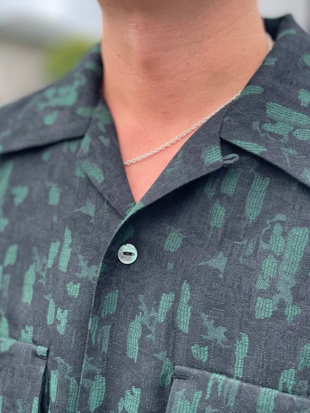 グリーン系のシャツ/ブラウスを着用したメンズの秋コーディネートの3枚目の写真