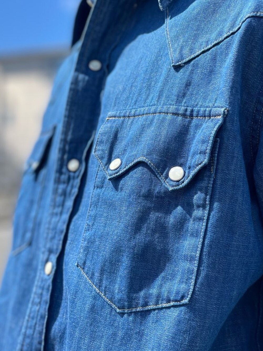 ブルー系のシャツ/ブラウス、ブルー系のカーゴパンツを着用したメンズの春コーディネートの3枚目の写真