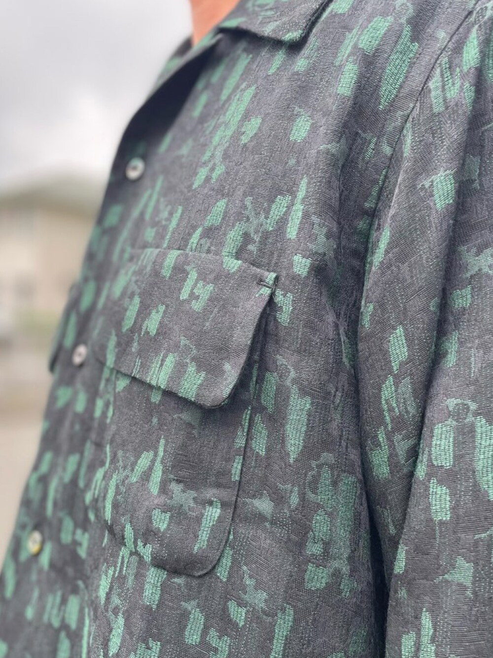 グリーン系のシャツ/ブラウスを着用したメンズの秋コーディネートの2枚目の写真