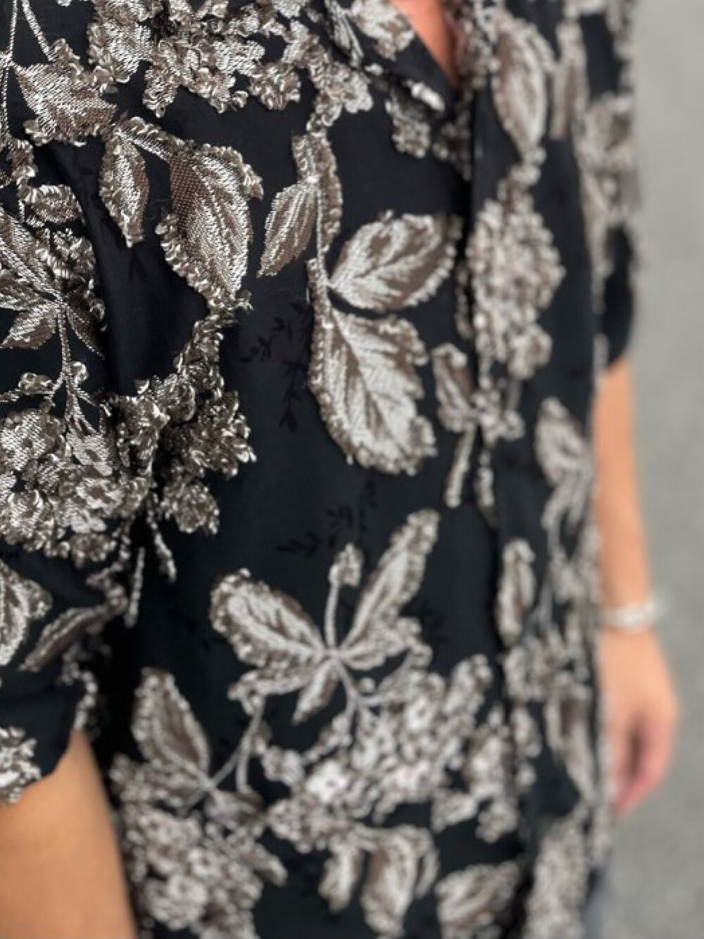 ブラック系のシャツ/ブラウス、グレー系のその他パンツ、ホワイト系のサンダルを着用したメンズの秋コーディネートの3枚目の写真